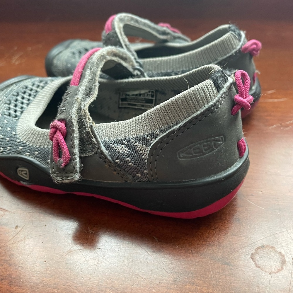 Gray and Pink Keen’s Toddler Girls Shoes - Picture 2 of 4
